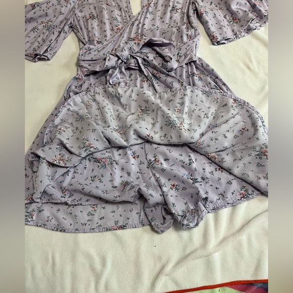 Floral romper. Size medium - Picture 3 of 4